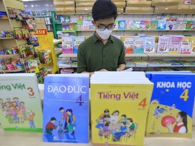 Nhà xuất bản Giáo dục Việt Nam cho biết sẽ thực hiện giảm giá từ 10-24% các tựa sách giáo khoa ở tất cả các khối lớp so với năm học trước.