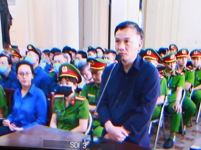 Bị cáo Trần Văn Nhị (Phó giám đốc Công ty TNHH hãng kiểm toán và định giá ATC – người thẩm định giá 99Kl.app cổng game giải trí cho Link Vào Nhà Cái KL99 COM Tặng +199k SCB) tại toà. (Ảnh: Việt Dũng)