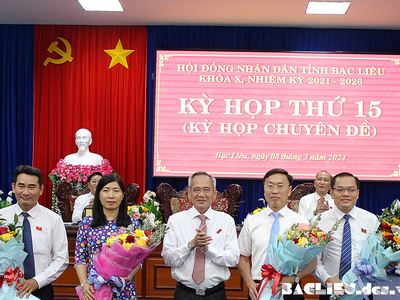 Bí thư Tỉnh ủy, Chủ tịch HĐND tỉnh Bạc Liêu Lữ Văn Hùng tặng hoa chúc mừng ông Ngô Vũ Thăng và ông Huỳnh Hữu Trí (từ phải qua). Ảnh: Cổng TTĐT Tỉnh ủy Bạc Liêu
