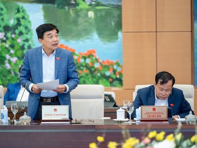 Phó chủ nhiệm Ủy ban Kl992 cổng game cá cược Nguyễn Minh Sơn báo cáo tại phiên họp.