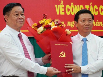 Bí thư Trung ương Đảng, Trưởng ban Tuyên giáo Trung ương Nguyễn Trọng Nghĩa trao quyết định điều động cho ông Trần Thanh Lâm (phải). Ảnh: Hoàng Nam