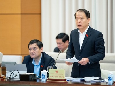 Chủ nhiệm Ủy ban Kl992 Tham Gia Ngay Hoàng Thanh Tùng báo cáo tại phiên họp.