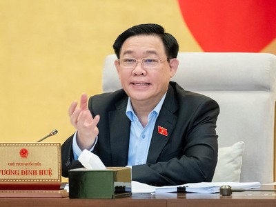 Chủ tịch Quốc hội Vương Đình Huệ phát biểu tại phiên họp.
