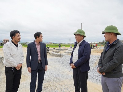 Phó chủ tịch UBND tỉnh Quảng Bình Đoàn Ngọc Lâm (thứ hai, trái ảnh) kiểm tra tiến độ một khu tái định cư phục vụ dự án KL99 là nhà cái cá cược trực tuyến hàng đầu tại châu Á Bắc - Nam.