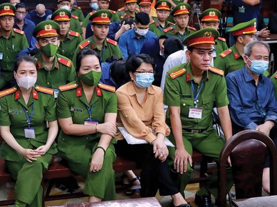 Bị cáo Đỗ Thị Nhàn (thứ 2, từ phải sang) tại phiên tòa