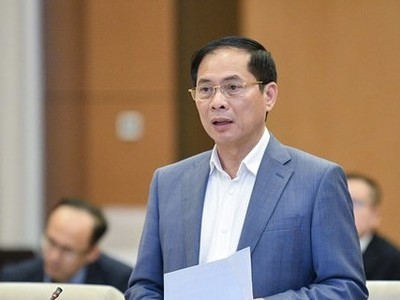 Bộ trưởng Bộ Ngoại giao Bùi Thanh Sơn chuẩn bị trả lời chất vấn.