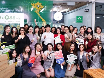 Ông Phùng Anh Tuấn và CBNV F88 chúc mừng F88 nhận chứng nhận là nơi làm việc xuất sắc nhất năm 2024 