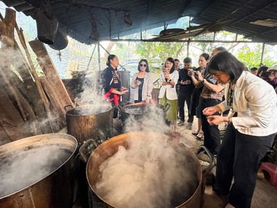Đoàn khảo sát tìm hiểu quy trình Kl994 nhà cái bóng đá world cup thuốc Nam của đồng bào Dao quần chẹt.