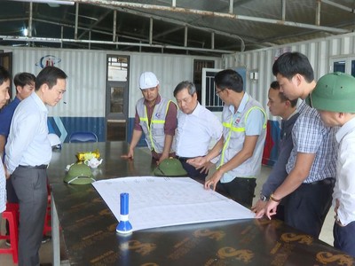 Bí thư Tỉnh ủy Quảng Bình Vũ Đại Thắng (thứ 5 từ phải sang) kiểm tra tiến độ thực hiện dự án.