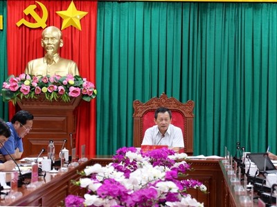 Thường trực Tỉnh ủy Kon Tum nghe Ban cán sự đảng UBND tỉnh báo cáo về tình hình thực hiện Dự án Nhà máy điện gió Kon Plông. Ảnh: V.H