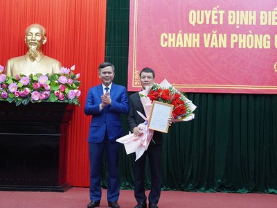 Chủ tịch UBND tỉnh Quảng Bình Trần Thắng trao quyết định bổ nhiệm cho ông Nguyễn Hoài Nam, Chánh Văn phòng UBND tỉnh