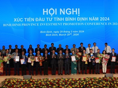 Bình Định trao quyết định, giấy chứng nhận Kl99ok phiên bản mới, bản ghi nhớ cho 23 dự án
