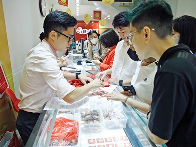 Giá vàng đang cao kỷ lục, nhưng các chuyên gia khuyến cáo nên thận trọng khi Kl99ok phiên bản mới vào kim loại quý này. Ảnh: Đức Thanh