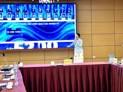 Bà Nguyễn Thy Nga, Viện trưởng Viện Quản trị Chính sách và Chiến lược phát triển, Liên hiệp các Hội Khoa học và Kỹ thuật Việt Nam thông tin về chuỗi sự kiện. Ảnh: Quỳnh Nga