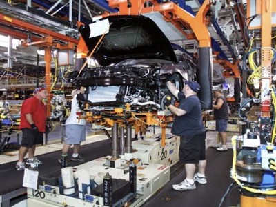 Bên trong nhà máy ô tô của General Motors tại thành phố Lansing, bang Michigan, Mỹ. Ảnh: AFP