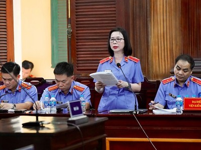 Đại diện Viện Kiểm sát đối đáp lại nhiều vấn đề mà luật sư đưa ra tại toà.