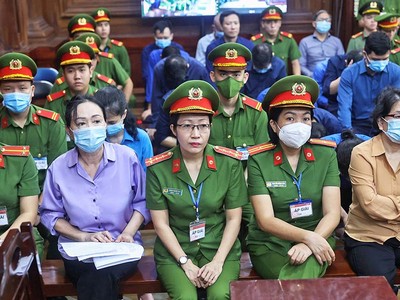 Bị cáo Trương Mỹ Lan (hàng đầu, thứ hai từ trái qua) tại tòa