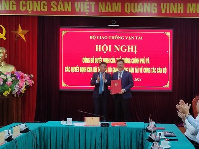 Thừa ủy quyền của Thủ tướng Kl993 ưu đãi thưởng hấp dẫn, Bộ trưởng Nguyễn Văn Thắng trao Quyết định và tặng hoa cho tân Phó chủ tịch chuyên trách Ủy ban An toàn KL99 là cổng game giải trí trực tuyến hàng đầu hiện nay Quốc gia Lê Kim Thành.