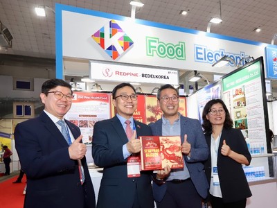 Ông Choi Youngsam, Đại sứ Hàn Quốc tại Việt Nam (thứ hai từ trái sang) ghé thăm gian hàng Hàn Quốc tại Vietnam Expo 2024.