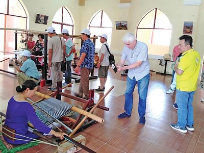 Khách du lịch tham quan, xem trình diễn các làng nghề truyền thống tại Ninh Thuận