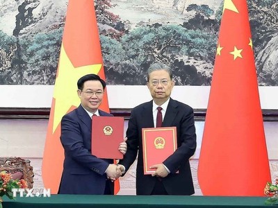 Chủ tịch Quốc hội Vương Đình Huệ và Ủy viên trưởng Ủy ban Thường vụ Nhân đại toàn quốc Trung Quốc Triệu Lạc Tế ký Thỏa thuận hợp tác giữa Quốc hội hai nước. (Ảnh: TTXVN)