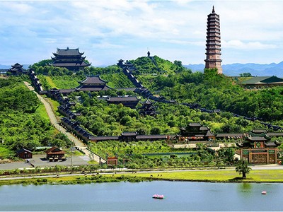 Chùa Bái Đính nằm ở phía Bắc Quần thể danh thắng Tràng An thu hút khách du lịch bởi sự tráng lệ, linh thiêng và các kỷ lục thế giới.