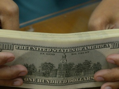 Đồng tiền mệnh giá 100 USD. (Ảnh: AFP/ TTXVN)