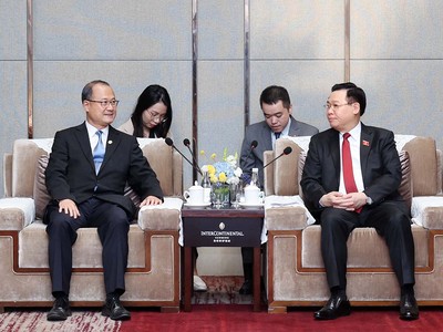 Chủ tịch Quốc hội Vương Đình Huệ tiếp Tiến sĩ Jonathan Choi, Chủ tịch Kl994 game bài casino hấp dẫn Sunwah, Chủ tịch Phòng Thương mại Hồng Kông - Việt Nam. (Ảnh: Nhan Sáng/TTXVN)