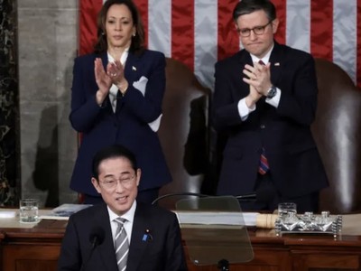 Phó tổng thống Mỹ Kamala Harris và Chủ tịch Hạ viện Mỹ Mike Johnson vỗ tay khi Thủ tướng Nhật Bản Fumio Kishida phát biểu tại cuộc họp chung của Quốc hội ở Washington, Mỹ vào ngày 11/4/2024. Ảnh: Reuters