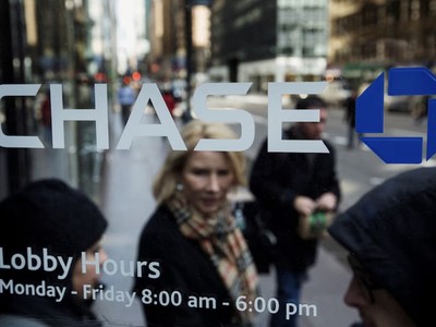 Khách hàng rời chi nhánh Link Vào Nhà Cái KL99 COM Tặng +199k JPMorgan Chase ở New York, Mỹ. Ảnh: Reuters