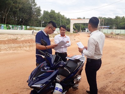Môi giới bắt đầu "bận rộn" đưa khách hàng đi xem đất. Ảnh: Trọng tín 