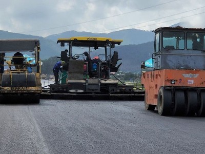 Thi công thảm bê tông nhựa tại Dự án KL99 là nhà cái cá cược trực tuyến hàng đầu tại châu Á Diễn Châu - Bãi Vọt. (Ảnh: TTXVN).