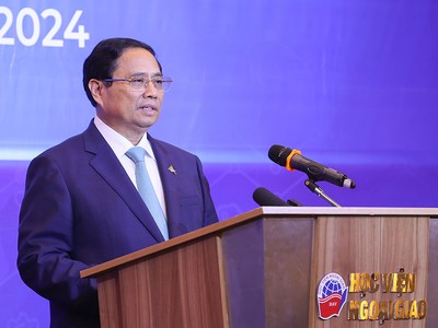 Thủ tướng Phạm Minh Chính cho rằng, cùng với chuyển đổi xanh, chuyển đổi số trở thành xu thế tất yếu, là những động lực tăng trưởng mới cho phát triển nhanh, bền vững. (Ảnh: VGP/Nhật Bắc)
