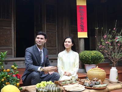 Diễn viên Charlie Win, Đại sứ hình ảnh của Câu lạc bộ Du lịch Thủ đô cùng Hoa hậu Đại sứ Du lịch Việt Nam 2022 Lương Kỳ Duyên tham gia chương trình quảng bá du lịch với chủ đề “Tết làng Việt” tại Làng cổ Đường Lâm.