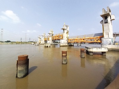 Dự án Giải quyết ngập do triều khu vực TP.HCM có xét đến yếu tố biến đổi khí hậu (giai đoạn I) chưa được tháo gỡ vướng mắc về thủ tục thanh toán quỹ đất để hoàn tất và đưa vào sử dụng. Ảnh: Lê Quân