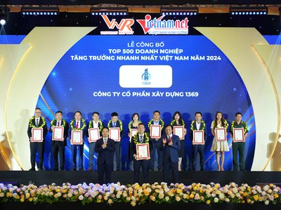 Đại diện C69 nhận trao giải Top 500 DN tăng trưởng nhanh nhất Việt Nam 2024