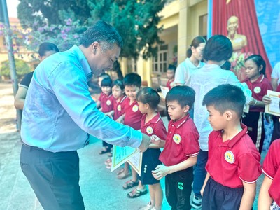 Tổng Biên tập Báo Kl99ok phiên bản mới Lê Trọng Minh trao học bổng cho các em học sinh trường Tiểu học Khả Phong.