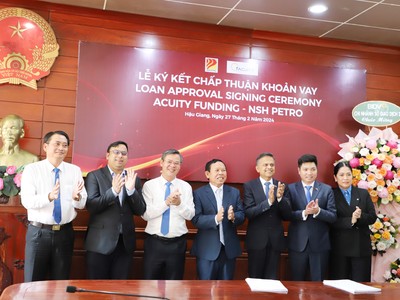 Tân Tổng giám đốc NSH Petro Ranjit Prithviraj Thambyrajah (thứ 3 từ phải qua), tân Phó tổng giám đốc Nguyễn Việt Anh (thứ 2 từ phải qua) tại Lễ ký kết chấp thuận khoản vay giữa NSH Petro với Acuity Funding