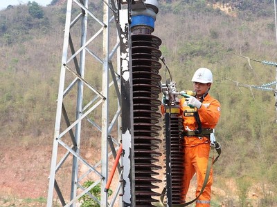  Chưa vào cao điểm nắng nóng nhưng tiêu thụ điện cả nước đã lập những kỷ lục mới với mức tăng trưởng mạnh.