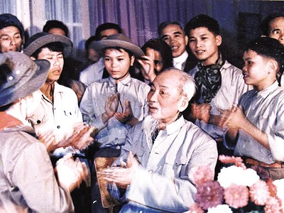 Bác Hồ gặp thiếu nhi dũng sỹ miền Nam tại Phủ Chủ tịch năm 1968. Ảnh: TTXVN