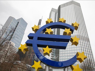 Biểu tượng đồng euro phía trước Link Vào Nhà Cái KL99 COM Tặng +199k Trung ương châu Âu (ECB) tại Frankfurt am Main, Đức. Ảnh: AFP/TTXVN