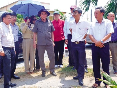 Ông Trần Ngọc Tam, Chủ tịch UBND tỉnh Bến Tre (thứ 3 từ phải sang) cùng các nhà Kl99ok phiên bản mới tham quan, khảo sát và định hướng Kl99ok phiên bản mới vào các huyện ven biển Bến Tre