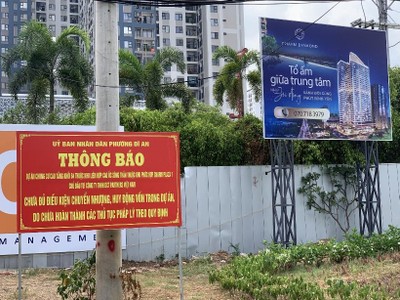 Sau 2 lần bị mất biển cảnh báo, UBND phường Dĩ An lại "Kl99ok phiên bản mới" cắm biển cảnh báo mới về việc mua nhà tại dự án Charm Diamond, với lý do dự án chưa đủ pháp lý. 