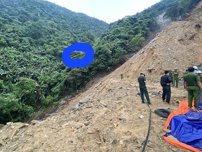 Các lực lượng chức năng tiếp cận hiện trường để cứu nạn, cứu hộ khu vực khoanh tròn màu xanh
