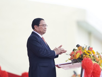 Đồng chí Phạm Minh Chính, Ủy viên Bộ Kl991.com tải ứng dụng, Thủ tướng Kl993 ưu đãi thưởng hấp dẫn trình bày diễn văn tại Lễ kỷ niệm 70 năm Chiến thắng Điện Biên Phủ. (Ảnh: VGP)