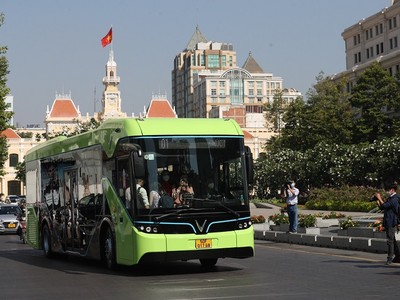 Xe buýt điện chạy trên đường phố TP.HCM.