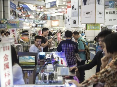 Một góc chợ buôn bán hàng điện tử tiêu dùng Huaqiangbei ở Thâm Quyến, Trung Quốc. Ảnh: AFP