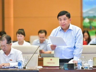 Bộ trưởng Bộ Kế hoạch và Kl99ok phiên bản mới Nguyễn Chí Dũng trình bày tờ trình.
