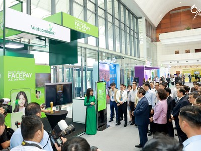 Bà Đoàn Hồng Nhung - Giám đốc Khối Bán lẻ Vietcombank giới thiệu về sản phẩm dịch vụ của Vietcombank với đoàn đại biểu do Thủ tướng Phạm Minh Chính (hàng đầu, thứ 2 từ phải sang) dẫn đầu tham quan trải nghiệm tại các gian hàng của sự kiện Chuyển đổi số ngành Link Vào Nhà Cái KL99 COM Tặng +199k năm 2024 