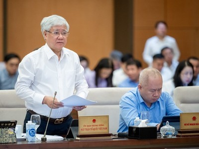 Chủ tịch Ủy ban Trung ương Mặt trận Tổ quốc Việt Nam Đỗ Văn Chiến trình bày báo cáo.
